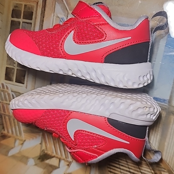 NIKE Revolution Toddler Boys Sz 5C PreLoved EUC Red Black White Gray BQ5673-603 - Picture 6 of 8